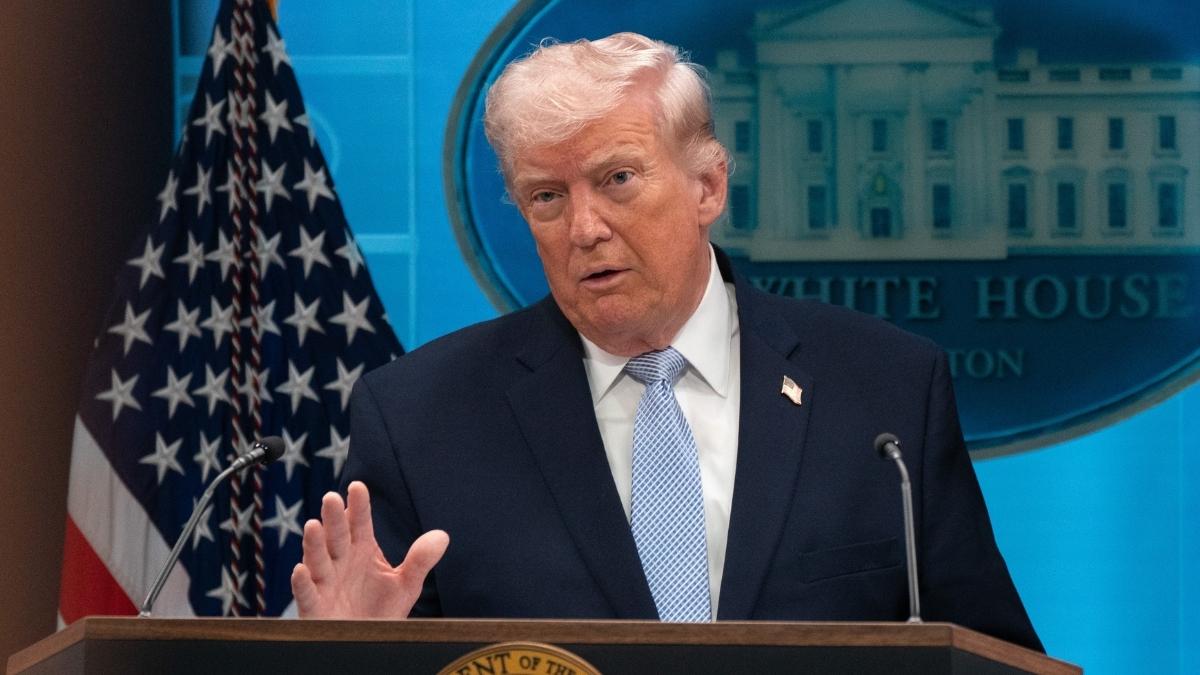 Fans Buzz Over Donald Trump's Uncomfortable Encounter with Artemis II Astronauts