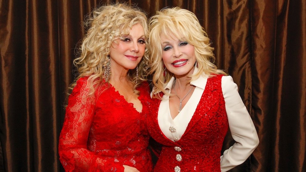 Dolly Parton's Unseen Act of Kindness Revealed by Her Sister