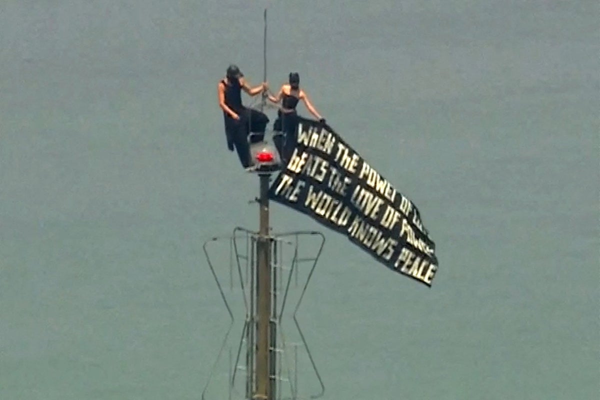 Empire State Building Stunt: Couple's Daring Proposal Sparks Arrest