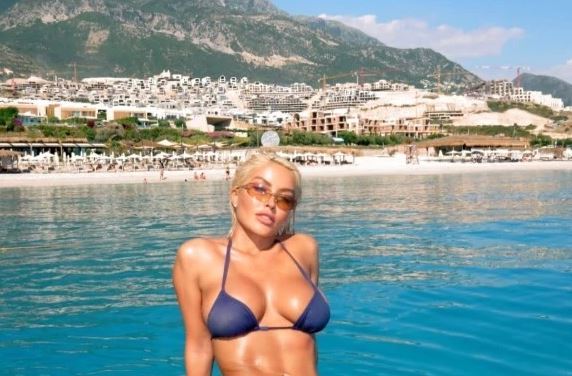Dolce's Alluring Seaside Appearance Captivates Fans