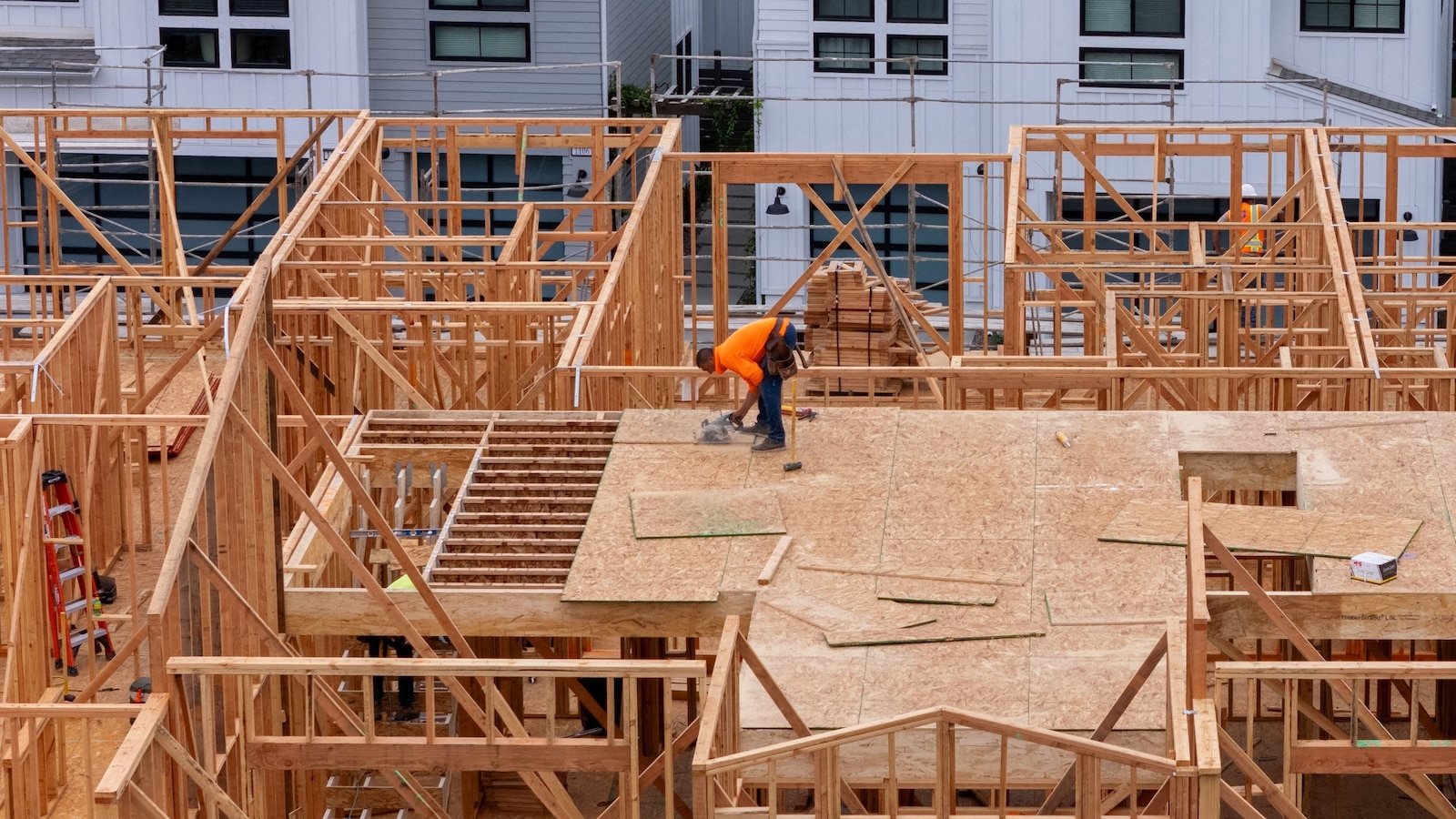 Unexpected Job Losses Shake U.S. Market Amid Economic Strain