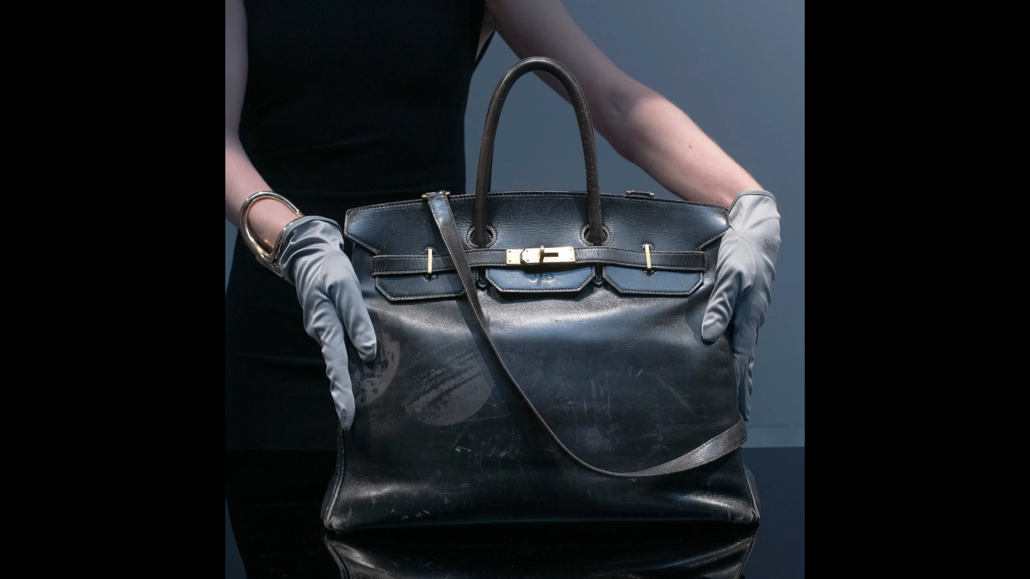 Unnoticed for 40 Years: Handbag Outperforms Stock Market in Silence