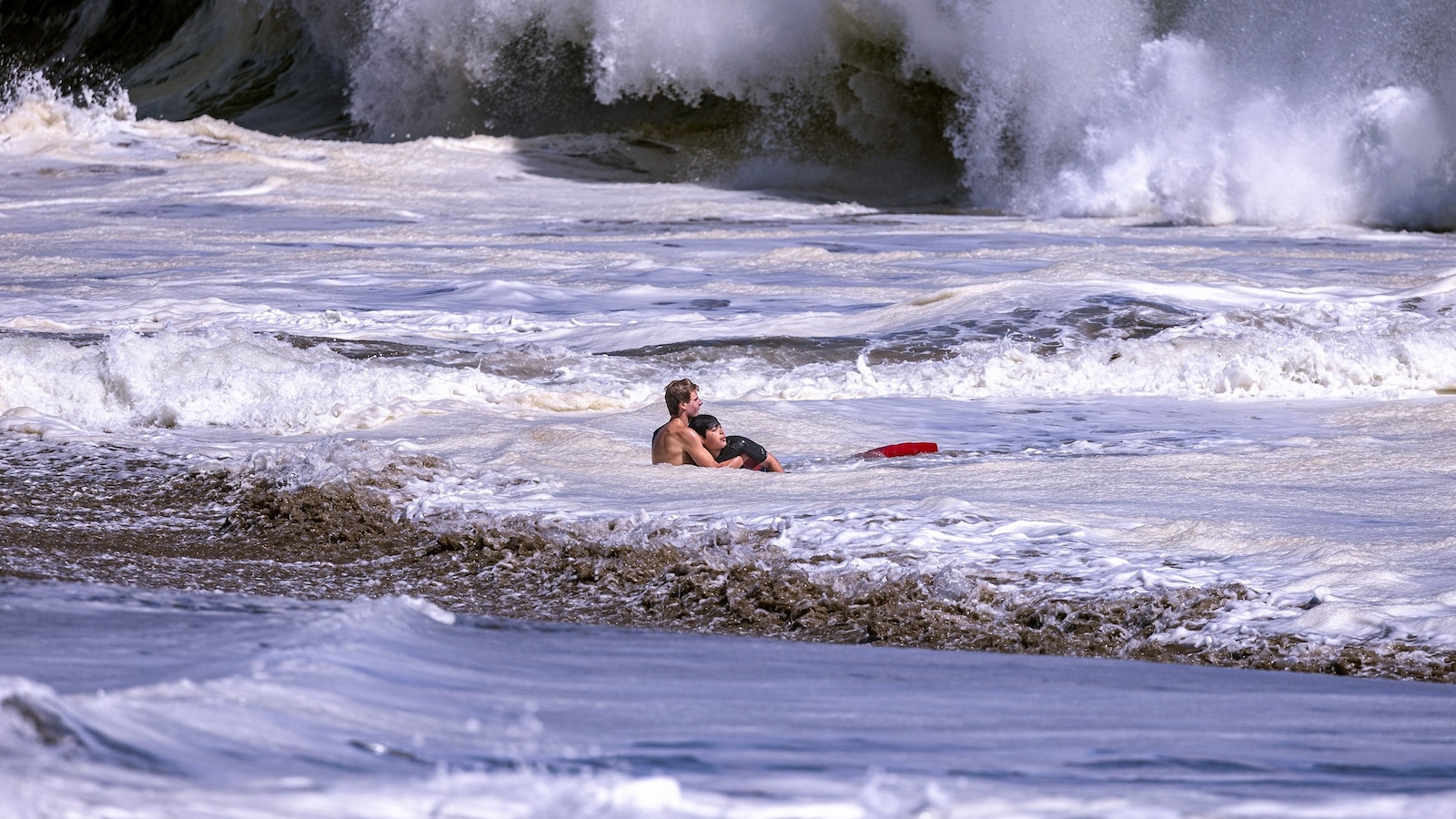 Teen Lifeguard's Heart-Stopping Rescue Leaves Beachgoers Stunned