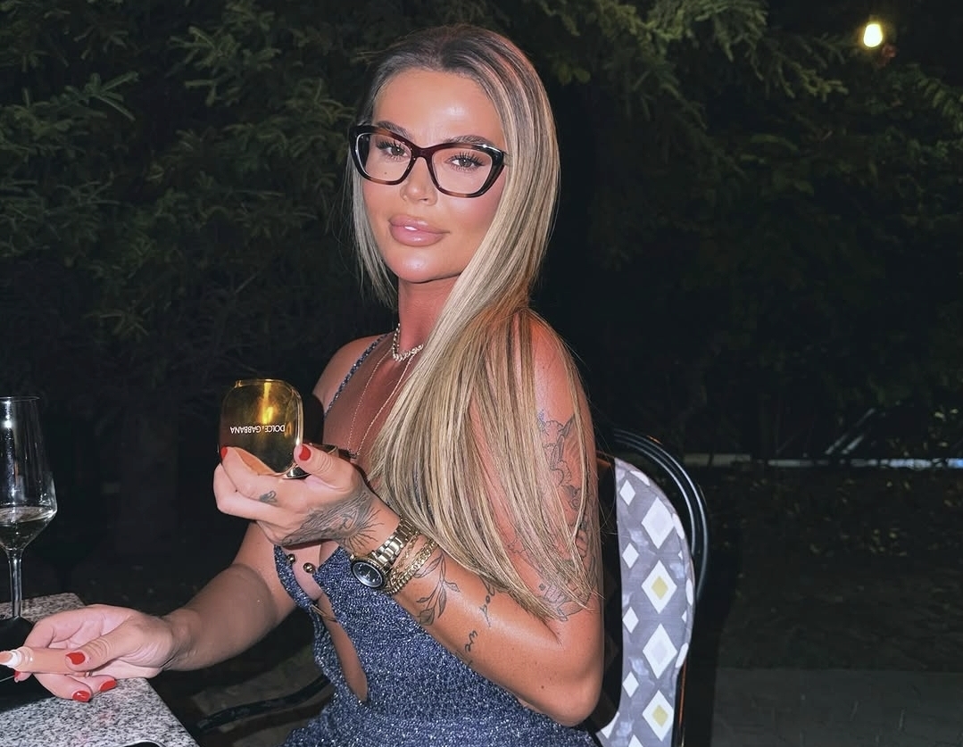 Santiana Stuns Fans with Bold Morning Photo, Who's by Her Side?